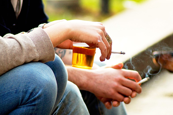 Hút thuốc lá và uống rượu bia ảnh hưởng đến thính giác
